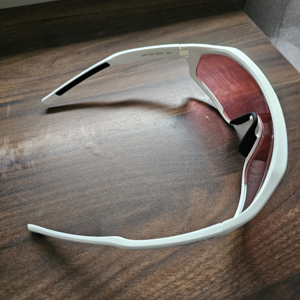 BOLLE White and Pink VR Glasses - Picture 3 of 9